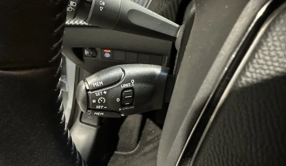 Peugeot 208 Allure Business PureTech 100ch BVM Blanc Nacré