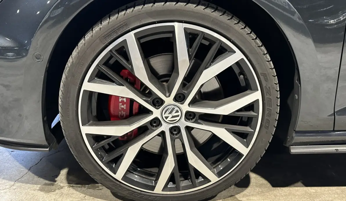 Volkswagen Golf GTI Performance 2.0 TSI 230 DSG6 5P