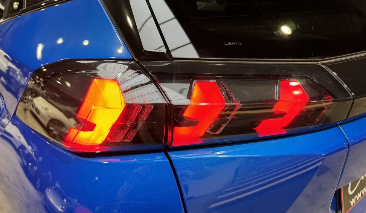 Peugeot 2008 e-2008 100kW 136 ch