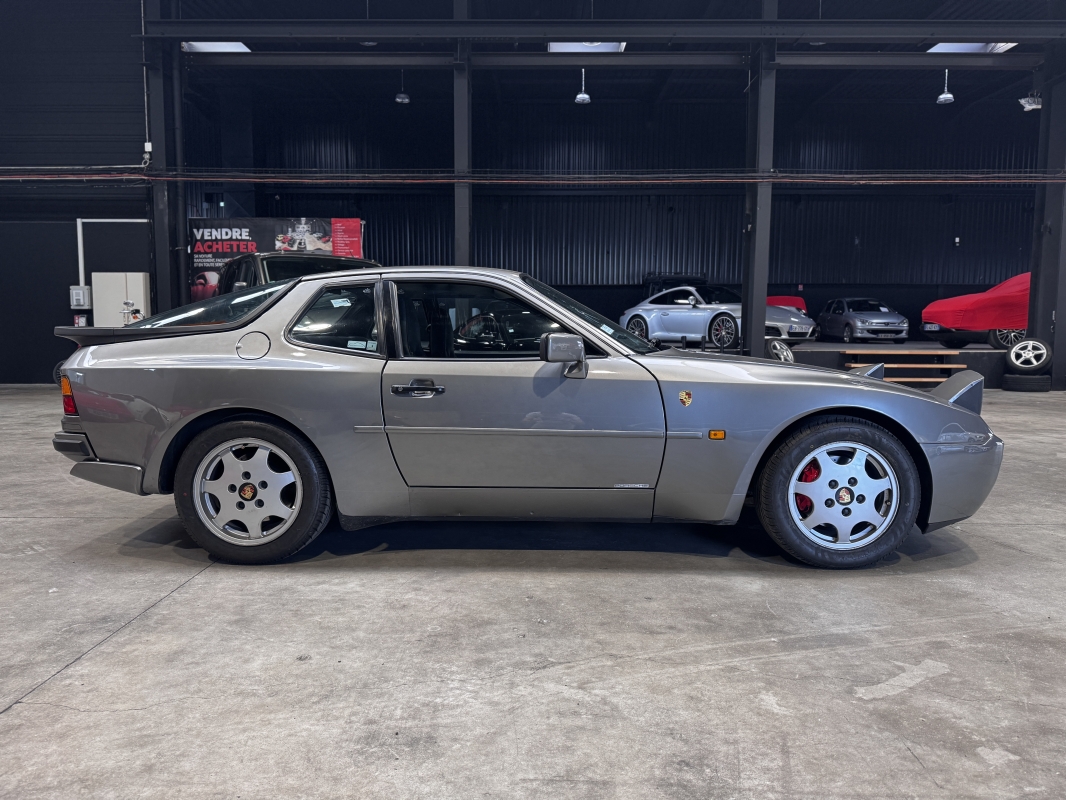 Porsche 944