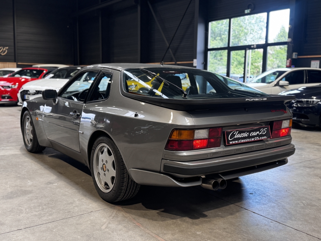Porsche 944