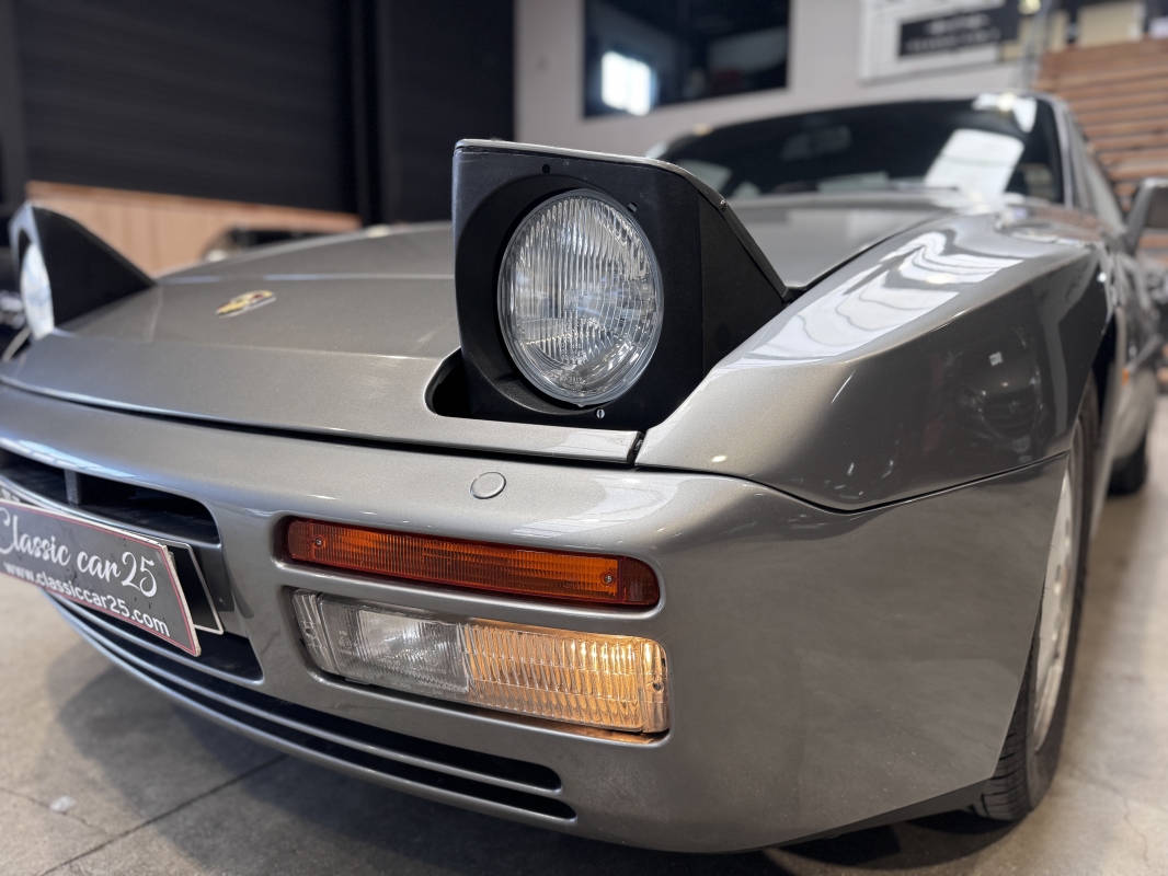 Porsche 944