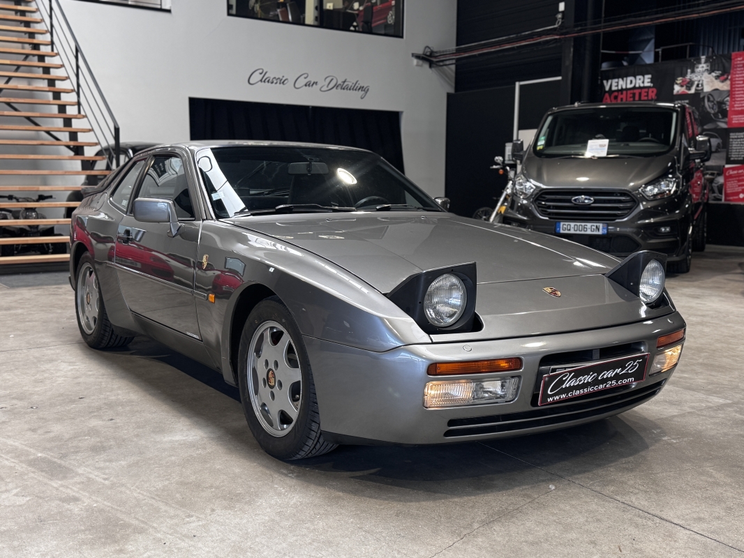 Porsche 944
