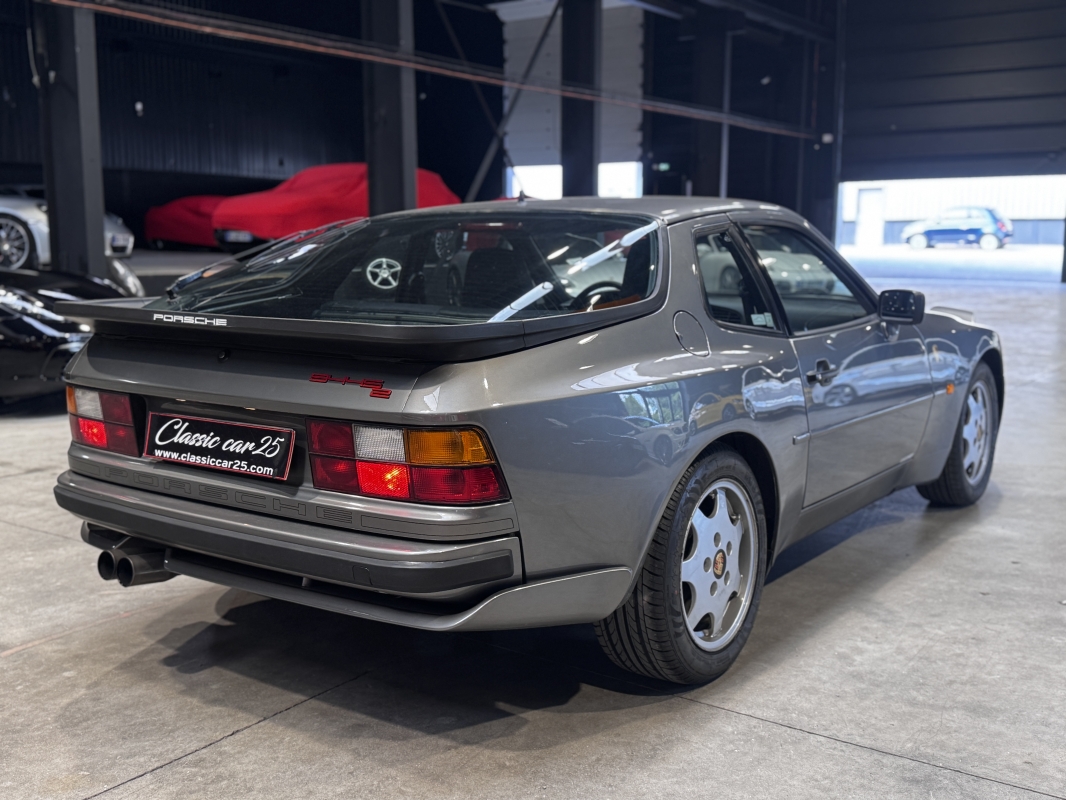 Porsche 944