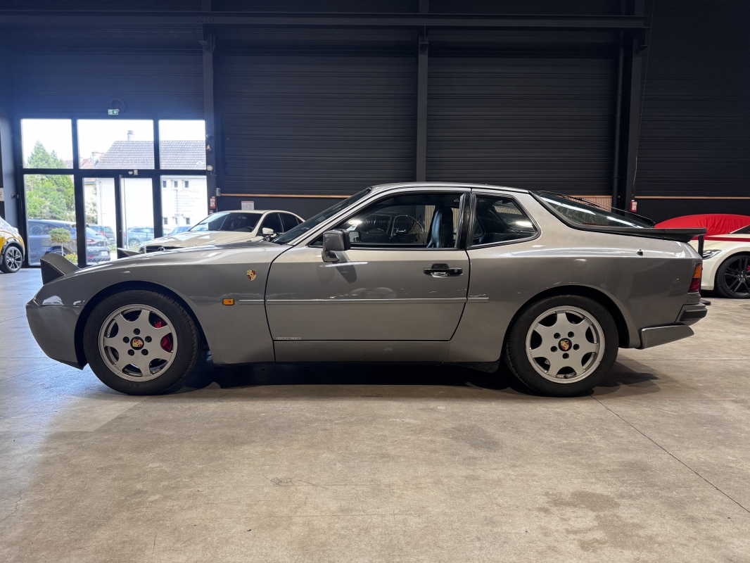 Porsche 944