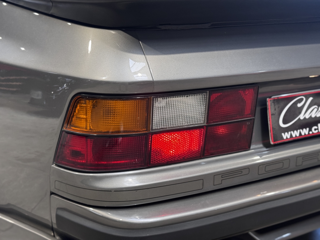 Porsche 944